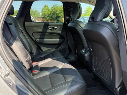 Used 2021 Volvo XC60 T5 Momentum w/ Premium Package AWD/4WD image 10