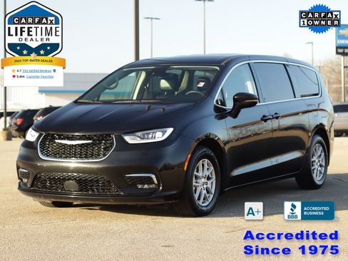 Used 2023 Chrysler Pacifica Touring-L image 3