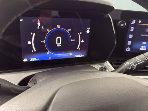 Used 2024 Chevrolet Trax LT w/ LT Convenience Package image 2