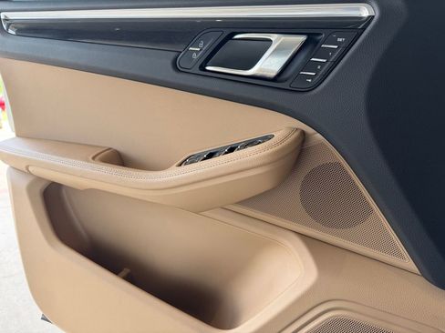 Certified 2023 Porsche Macan AWD/4WD image 23