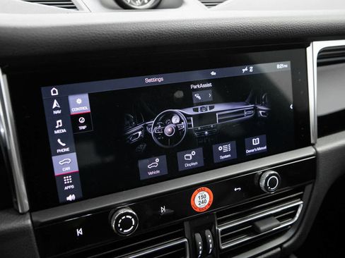 Certified 2023 Porsche Macan AWD/4WD image 15