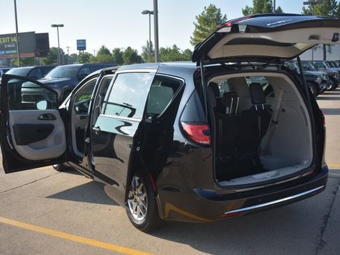 Used 2024 Chrysler Pacifica Touring-L FWD image 17