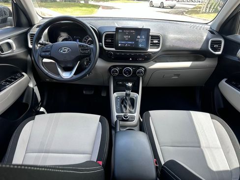 Used 2022 Hyundai Venue SEL FWD image 16