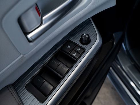 Used 2025 Toyota Sienna XLE image 23