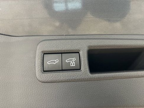 Used 2023 Toyota Venza XLE image 16