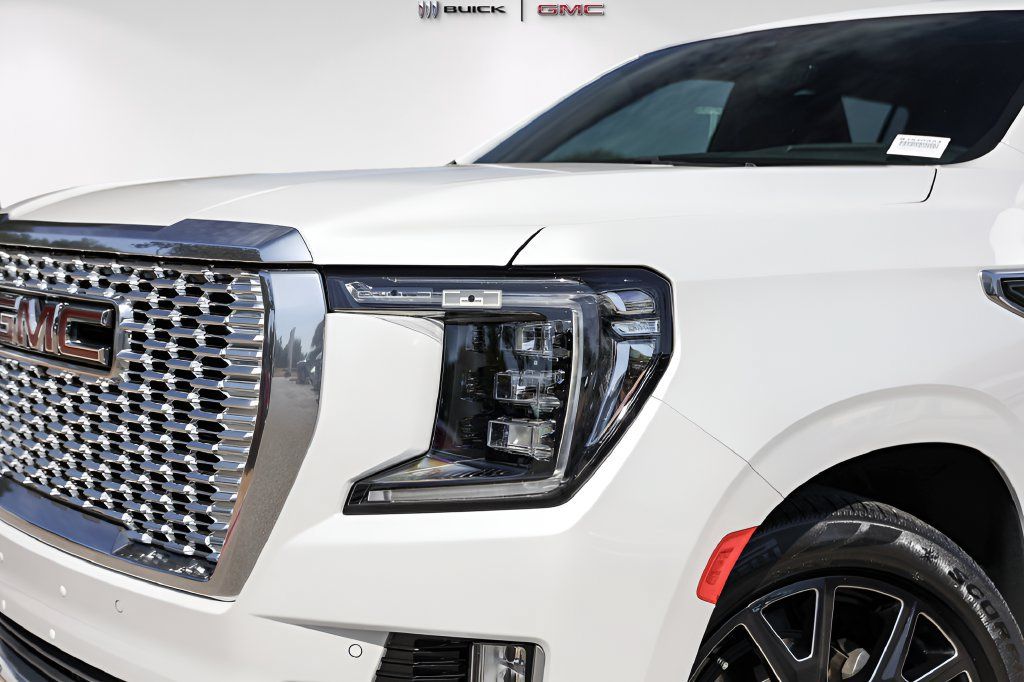 Used 2023 GMC Yukon XL Denali w/ Denali Reserve Package AWD/4WD image 3