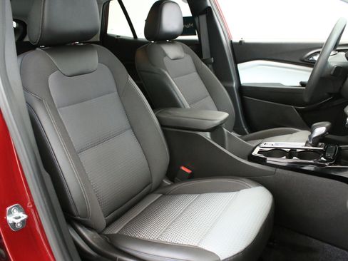 Used 2024 Chevrolet Trax LT FWD image 32