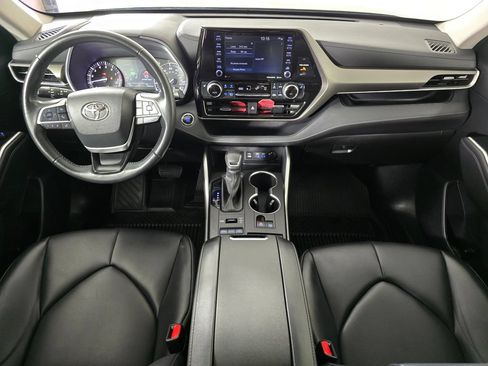 Used 2022 Toyota Highlander XLE AWD/4WD image 20