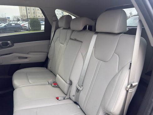 Used 2024 Kia Sorento S image 9