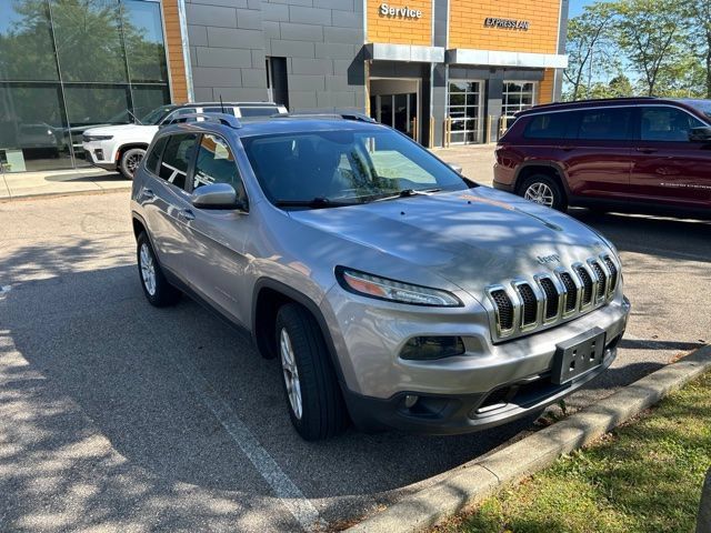 Used 2016 Jeep Cherokee Latitude w/ Cold Weather Group AWD/4WD image 3