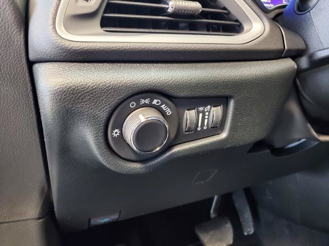 Used 2026 Chrysler Voyager LX FWD image 7
