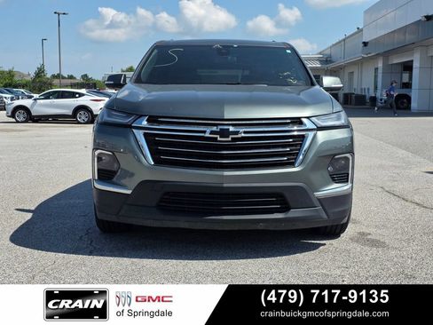 Used 2023 Chevrolet Traverse LT FWD image 2