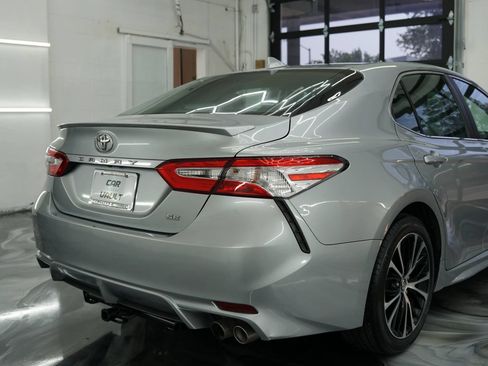 Used 2020 Toyota Camry SE FWD image 8