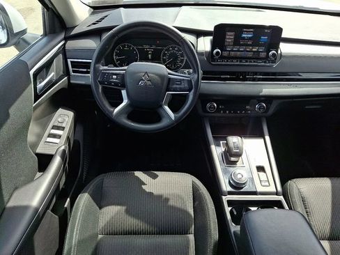 Used 2023 Mitsubishi Outlander ES FWD image 11