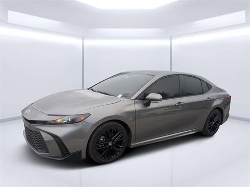 Used 2025 Toyota Camry SE image 7