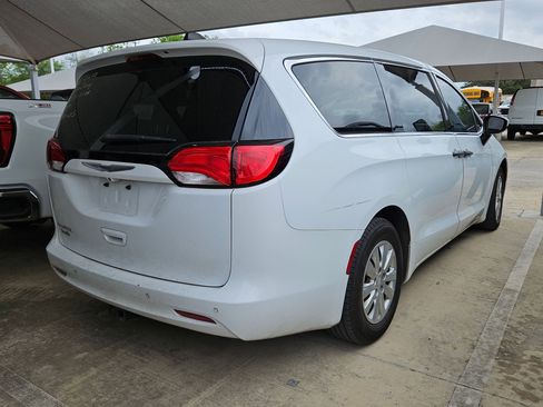 Used 2018 Chrysler Pacifica L image 2