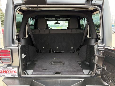Used 2017 Jeep Wrangler Unlimited Sahara w/ Connectivity Group AWD/4WD image 10