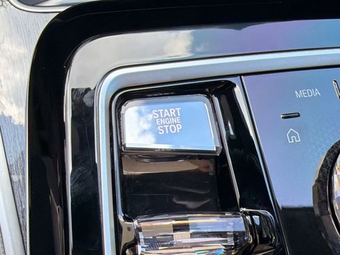 Used 2023 BMW 760i xDrive image 17