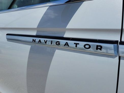 Certified 2025 Lincoln Navigator L Reserve AWD/4WD image 14