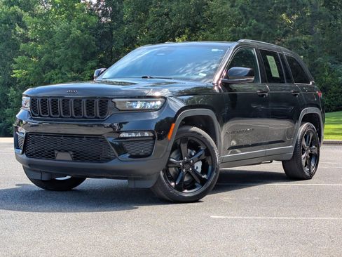 Used 2024 Jeep Grand Cherokee Limited w/ Black Appearance Package RWD image 4