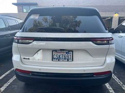 Used 2025 Jeep Grand Cherokee Altitude image 5