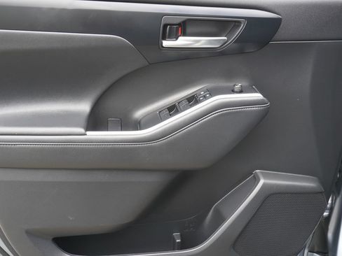 Used 2021 Toyota Highlander XLE FWD image 27