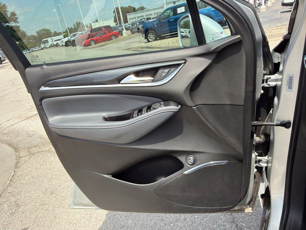 Used 2019 Buick Enclave Essence FWD image 17