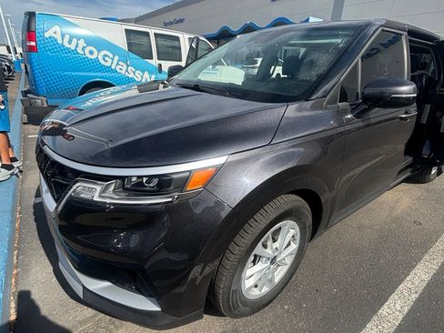 Used 2024 Kia Carnival LX FWD image 4