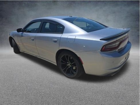 Used 2018 Dodge Charger SXT w/ Blacktop Package RWD image 4