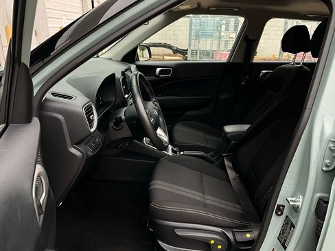 Used 2025 Hyundai Venue SEL image 10