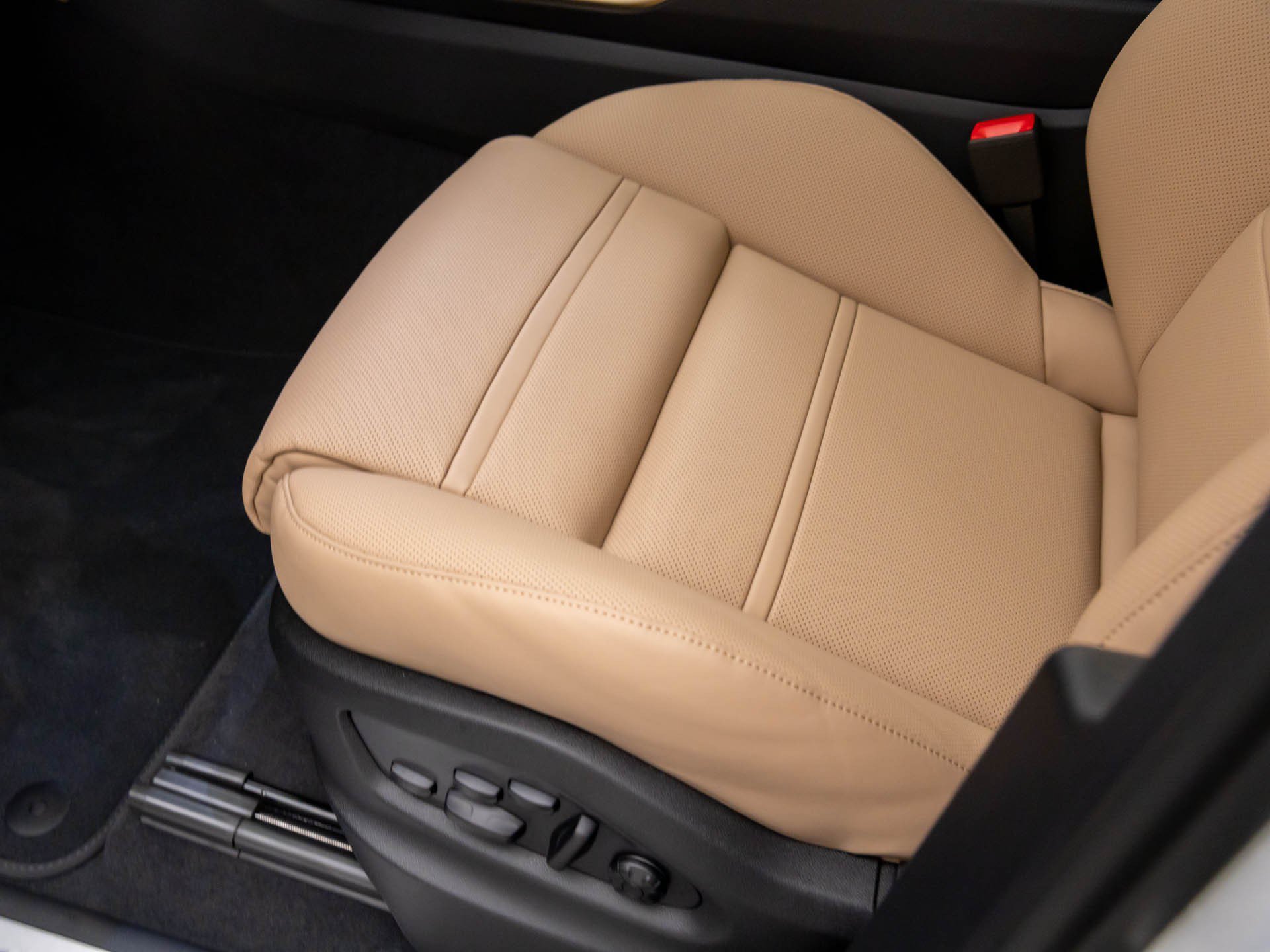 Certified 2026 Porsche Cayenne AWD/4WD image 19