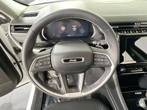 Used 2023 Jeep Grand Cherokee Laredo AWD/4WD image 11