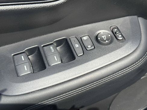 Certified 2025 Honda HR-V LX image 17