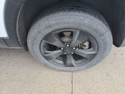 Used 2017 Jeep Cherokee Limited image 11