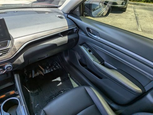 Used 2023 Nissan Altima 2.5 SL FWD image 17