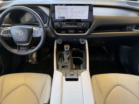 Used 2024 Toyota Grand Highlander AWD image 16