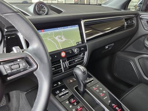 Used 2025 Porsche Macan image 24