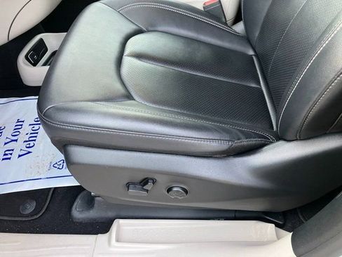 Used 2024 Chrysler Pacifica Touring-L image 13