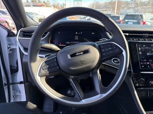 Certified 2025 Jeep Grand Cherokee L Laredo image 16