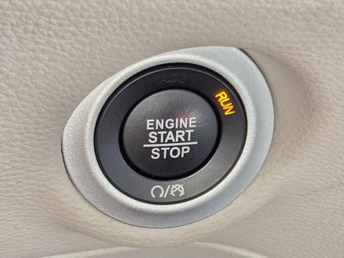 Used 2024 Chrysler Pacifica Limited FWD image 30