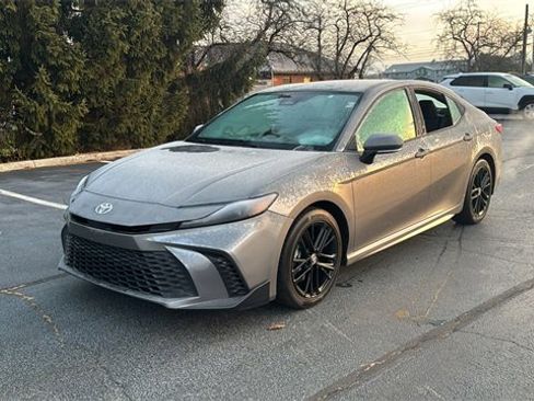 Used 2025 Toyota Camry SE image 2