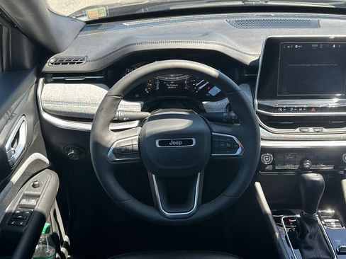 Used 2025 Jeep Compass Latitude AWD/4WD image 23