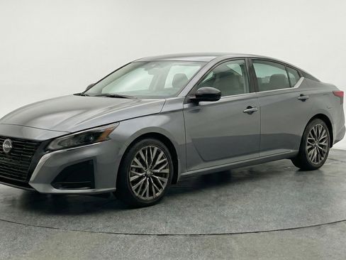 Used 2025 Nissan Altima 2.5 SV image 3
