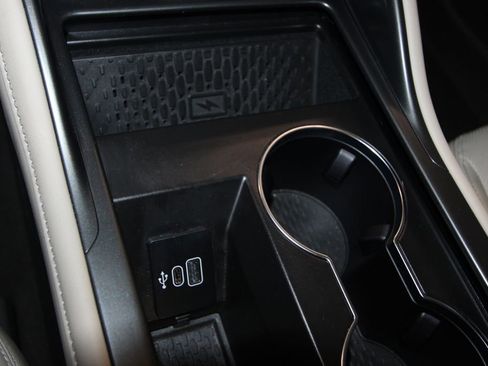 Used 2025 Lincoln Nautilus Premier image 24