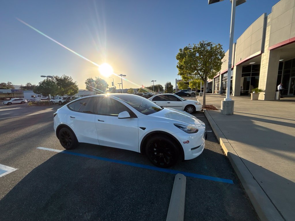 Used 2022 Tesla Model Y Long Range AWD/4WD image 2