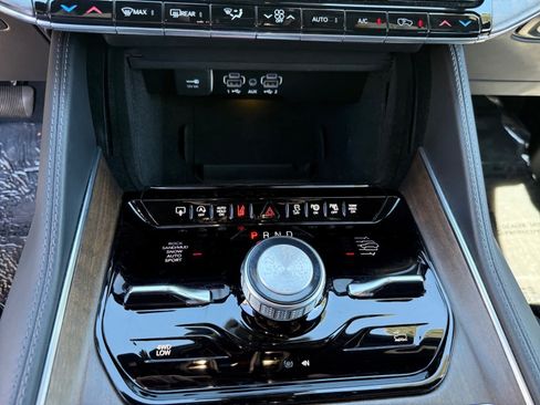 Used 2023 Jeep Grand Wagoneer Series II AWD/4WD image 20
