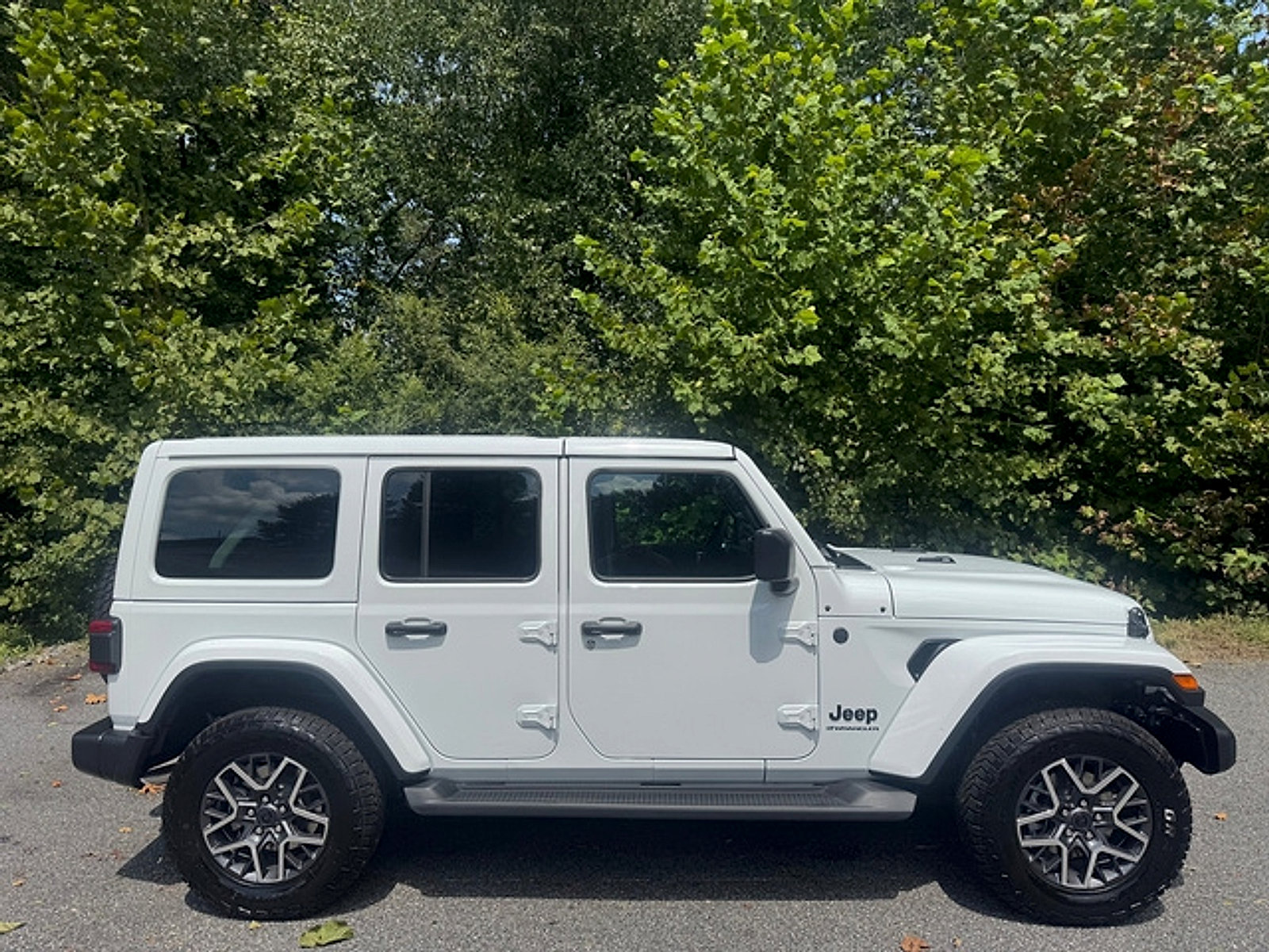 New 2026 Jeep Wrangler Unlimited Sahara AWD/4WD image 6
