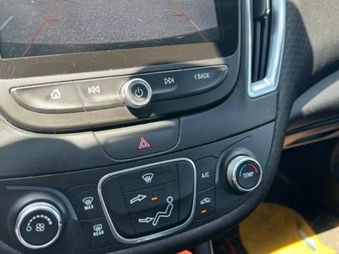 Used 2017 Chevrolet Malibu LT FWD image 17
