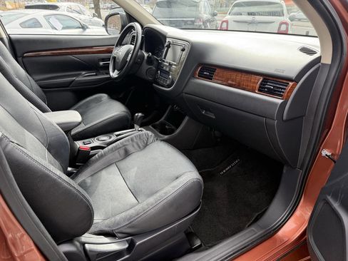 Used 2014 Mitsubishi Outlander SE image 12