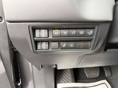 Used 2025 Toyota Sequoia Platinum image 4